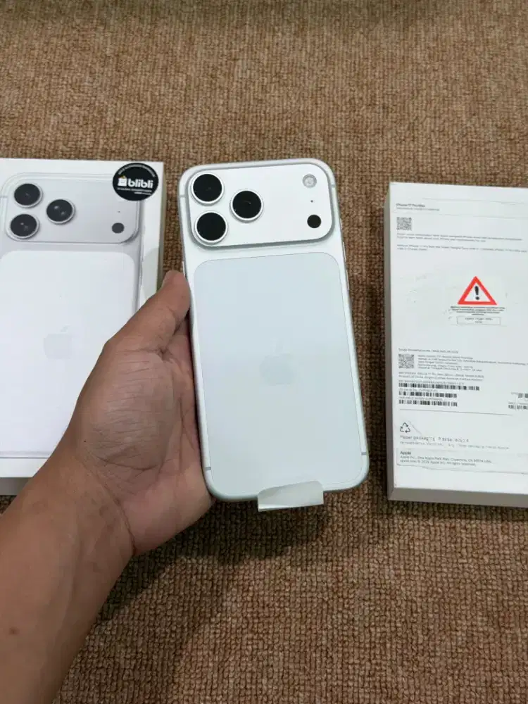 Iphone 17 pro max 256gb ibox silver
Garansi baru on masih 1 tahun