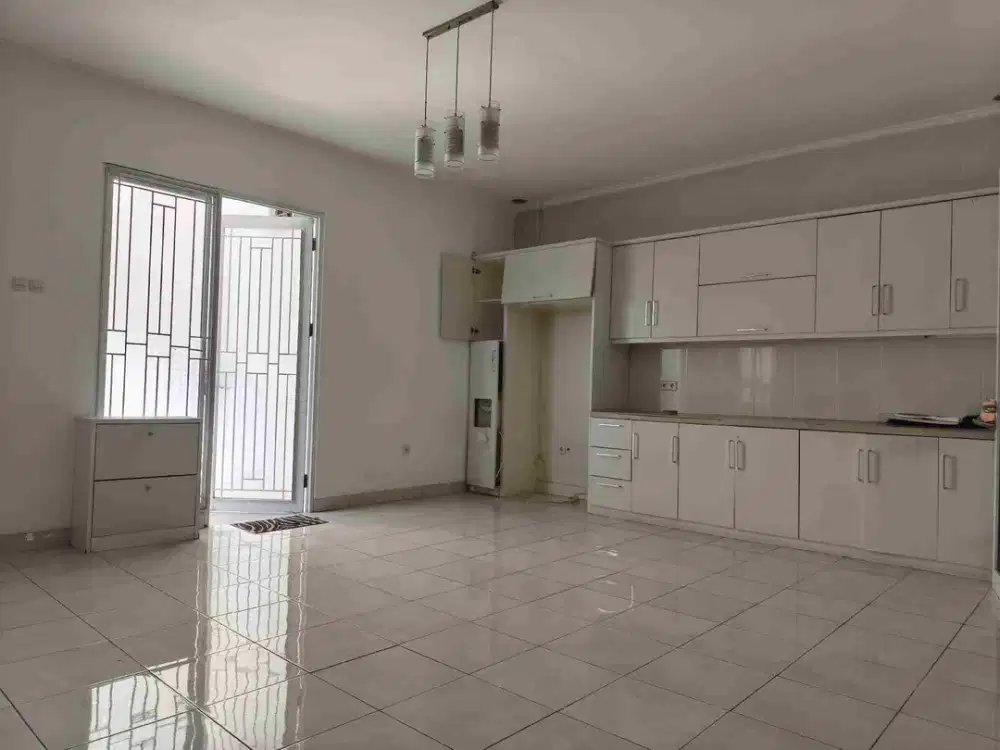 Rumah Standar Halaman belakang luas delatinos BSD city