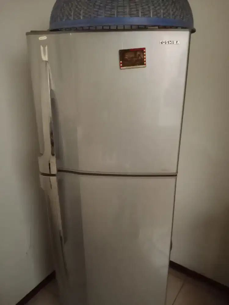 Dijual kulkas 2 pintu merk TOSHIBA kondisi masih bagus
