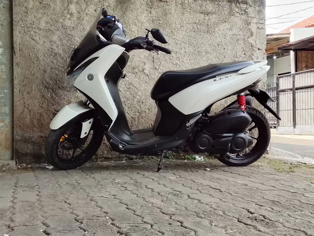 Jual motor Lexi 125 putih baik pajak hidup