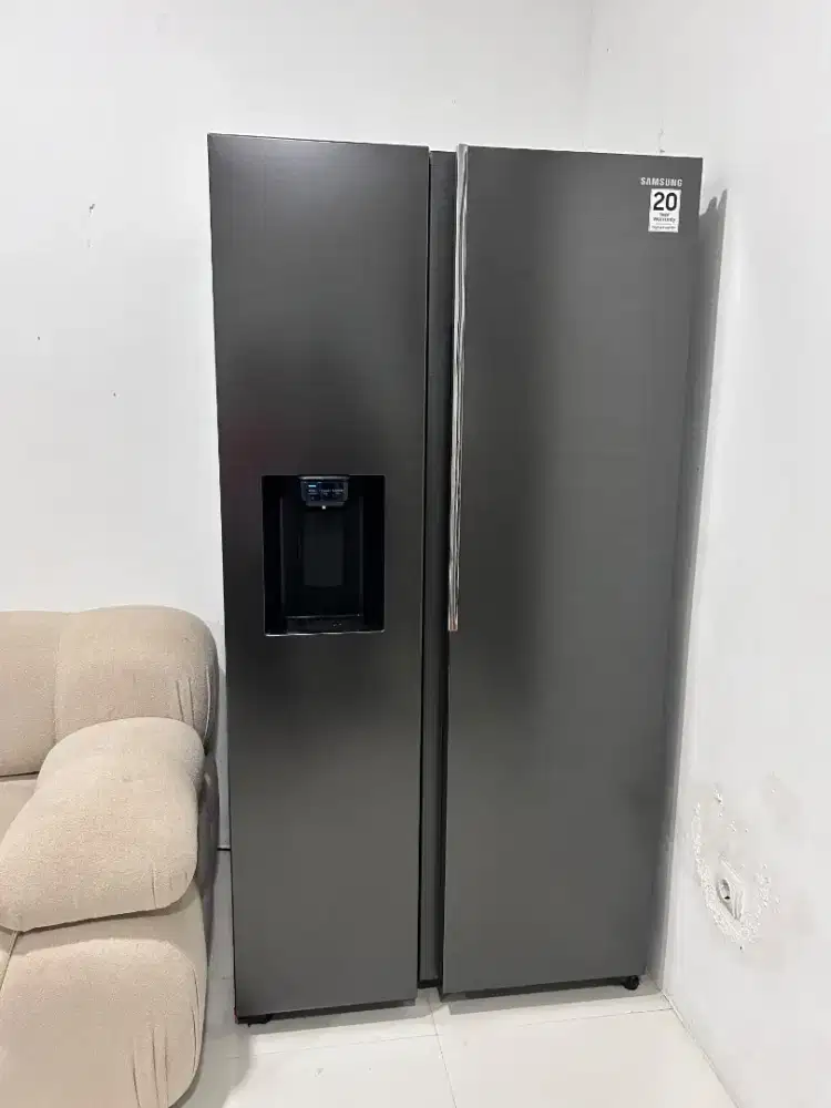 Di jual cepat Samsung side bye side warna Hitam 676 Liter