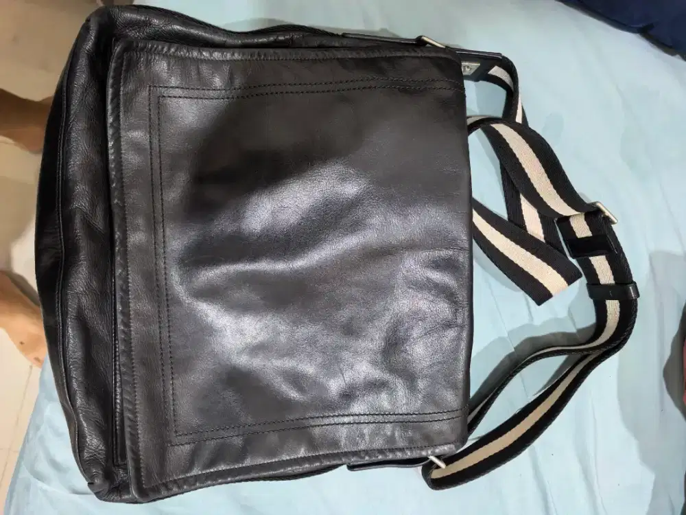 Tas Bally kulit sapi hitam asli