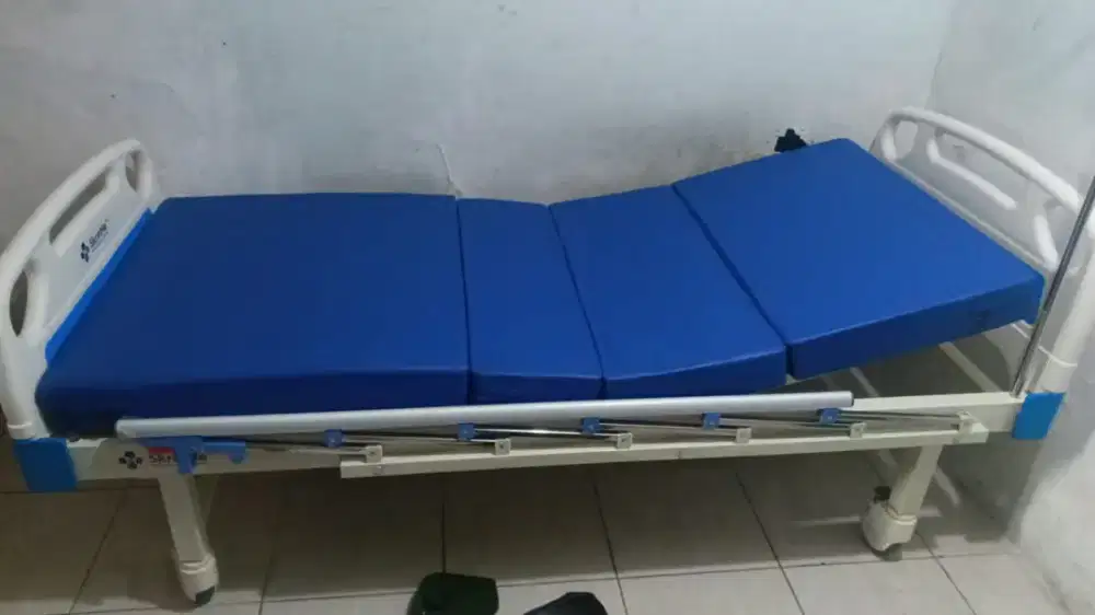 Bed Pasien 2 Cranck + Matras + Meja + Tiang Infus