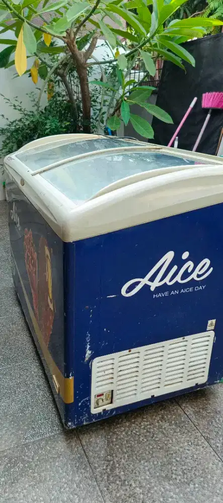 curved glass freezer (freezer kaca lengkung geser) Aice