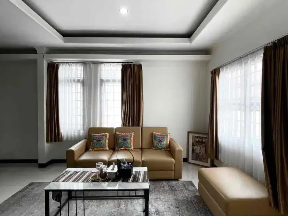 Dijual/Disewakan Rumah 2Lt Kota Bandung

cocok untuk kantor  (Hook)
*  Luas Tanah: 220 m2
*  Luas Bangunan : 350 m2￼* Jumlah Kamar Tidur :4
*  listrik : 4400
*  Jumlah Kamar Mandi : 3
*  Jenis Sertifikat : SHM
*  Harga: 3.65 M nego
*  Harga Sewa: 150 juta