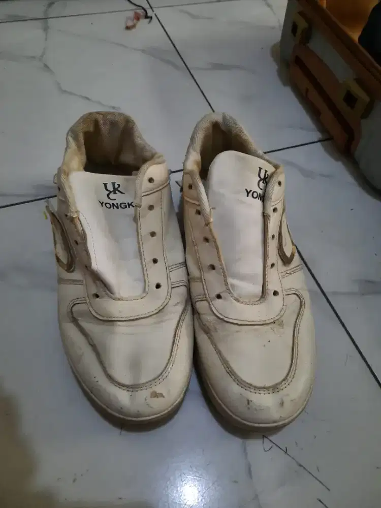Sepatu bekas pemakaian