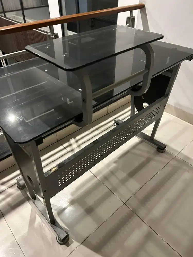 Meja kantor / komputer