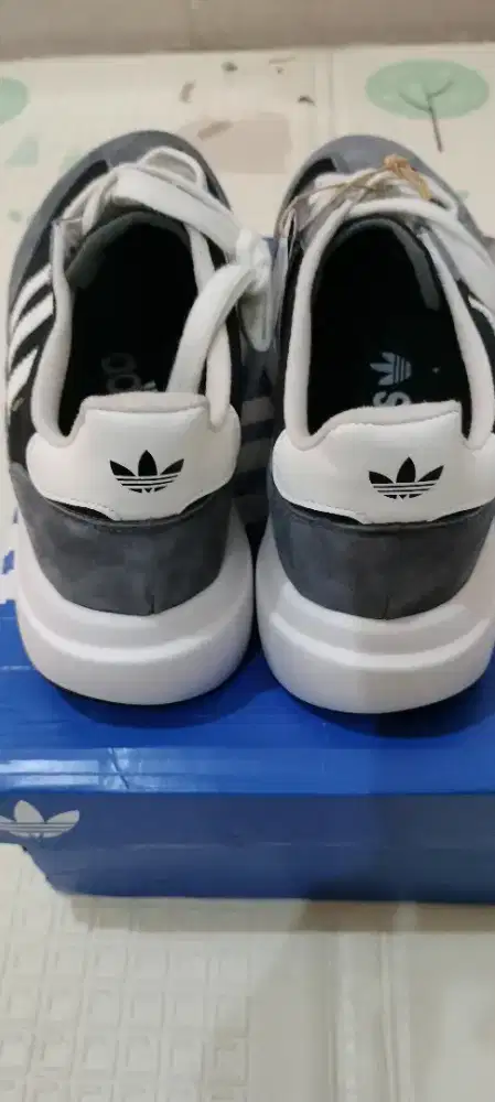 Sepatu Running Adidas