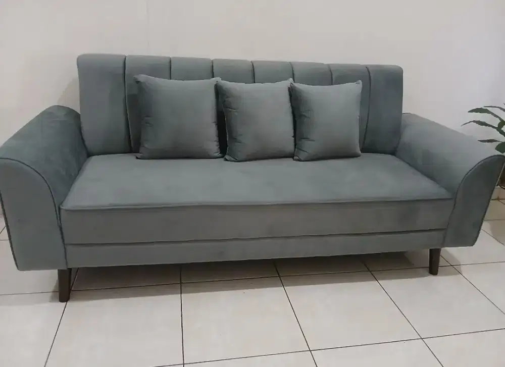 Jual cepat sofa 3 seater kondisi baru