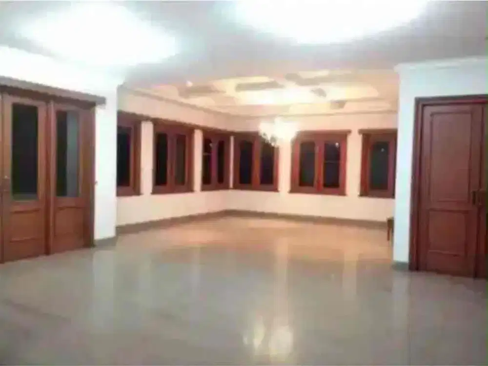 -SHM
-Lt 685m2
-Lb 776m2
-7 kamar tidur
-5 kamar mandi
-1 ruang tamu
-1 ruang keluarga
-1 ruang makan
-Garis 4 mobil
-Carport 10 mobil
-Kolam renang
-submersible
-10 unit AC
-Listrik 23.000 boleh buat kantor