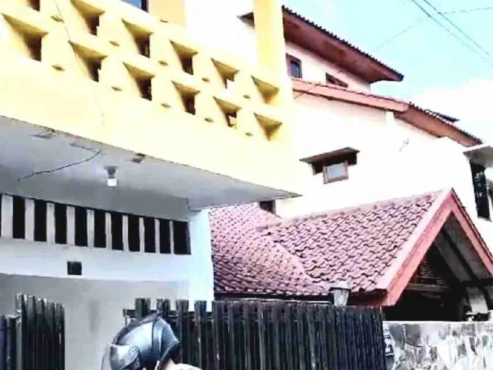 RUMAH ASRI KOMPLEK BUDI INDAH, 1,5 LANTAI BS UNTUK KANTOR, PERTAHUN.