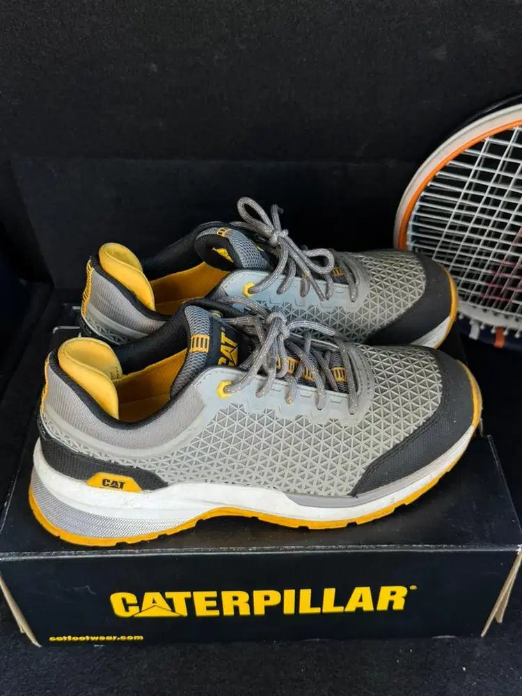 Dijual murah sepatu safety CAT Size 41 like NEW jarang pake