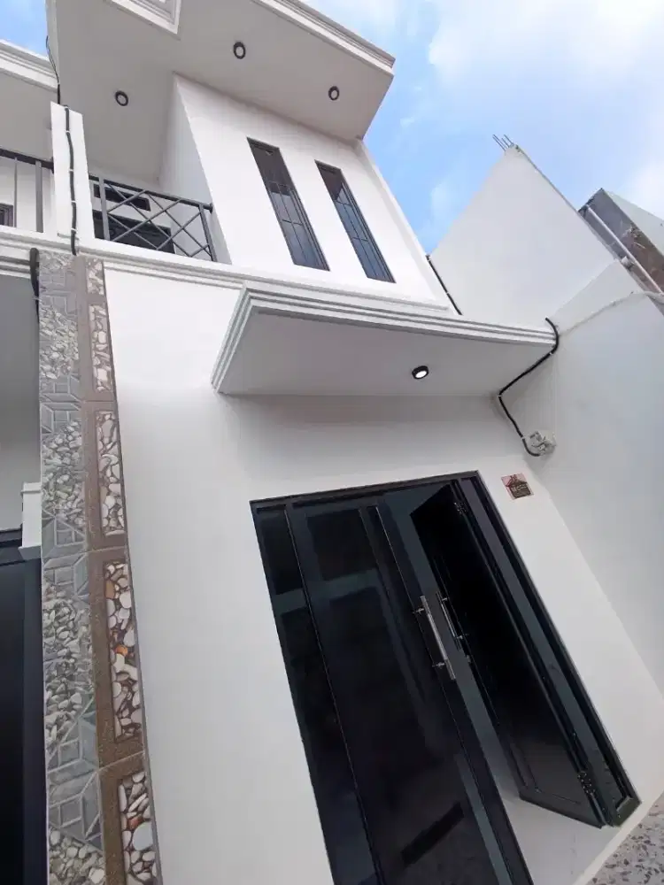 Disewakan rumah 2 lantai bintara 14