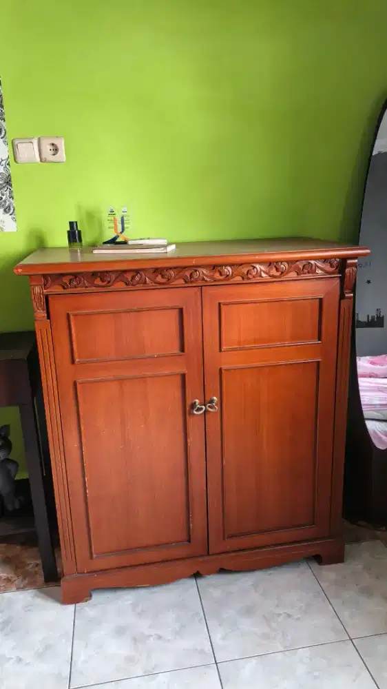 1 set Meja + lemari kayu