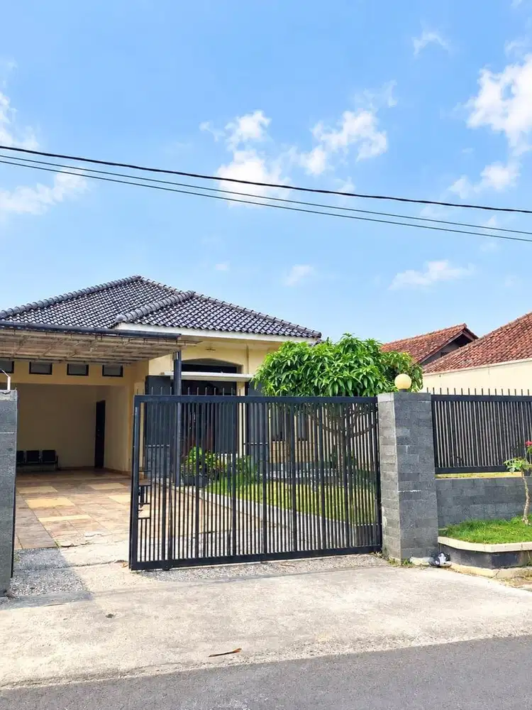 Rumah Mewah Plus Tanah Luas Pinggir Jalan Desa di Rajapolah Tasik