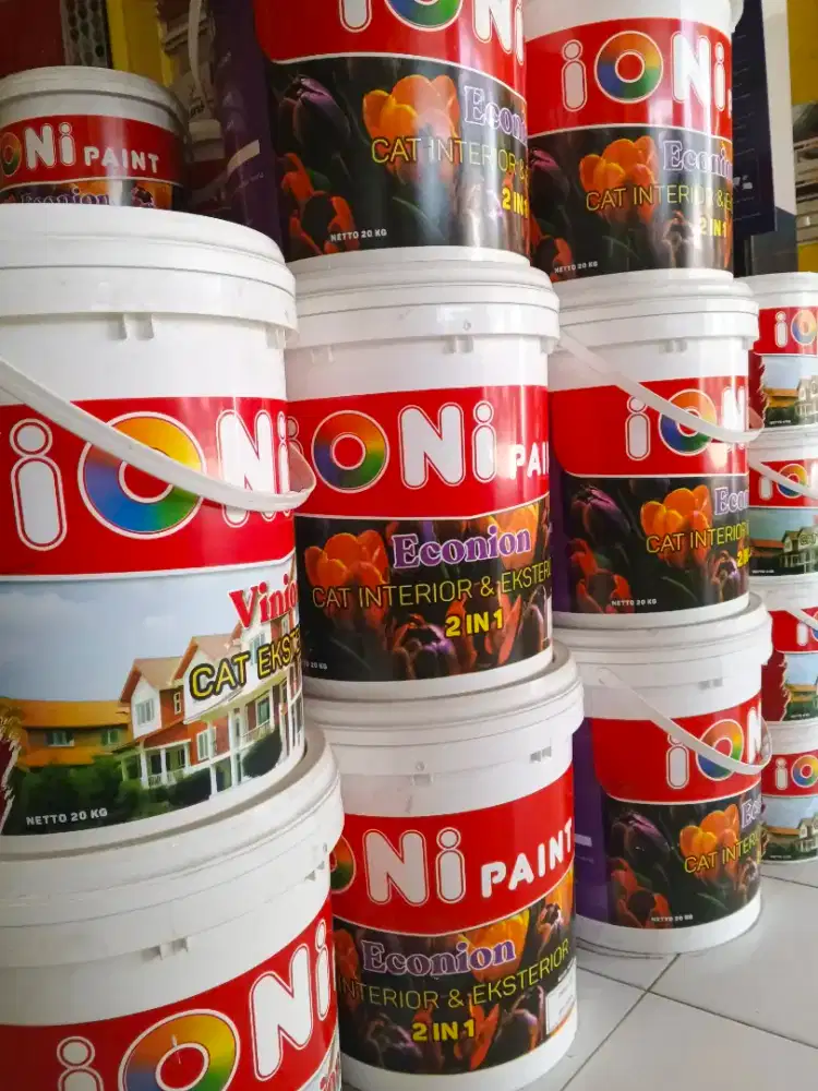 Cat tembok kayu dan besi