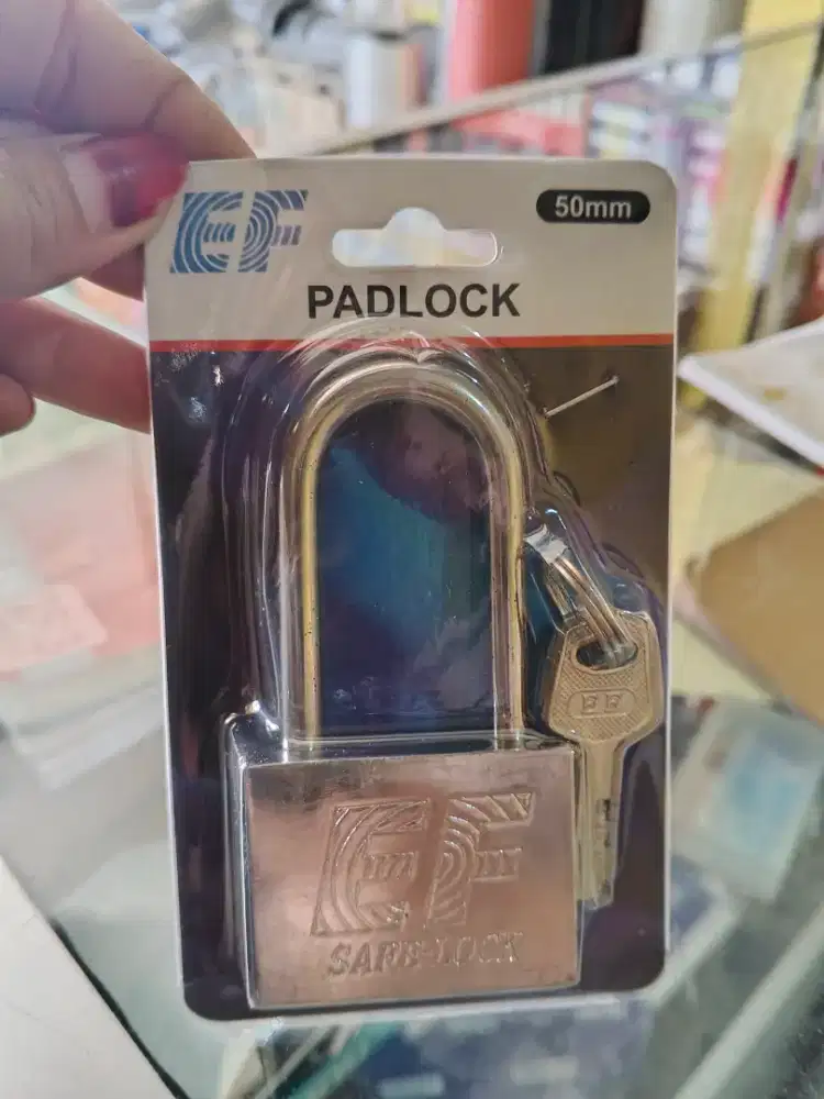 Kunci gembok dan gagang pintu