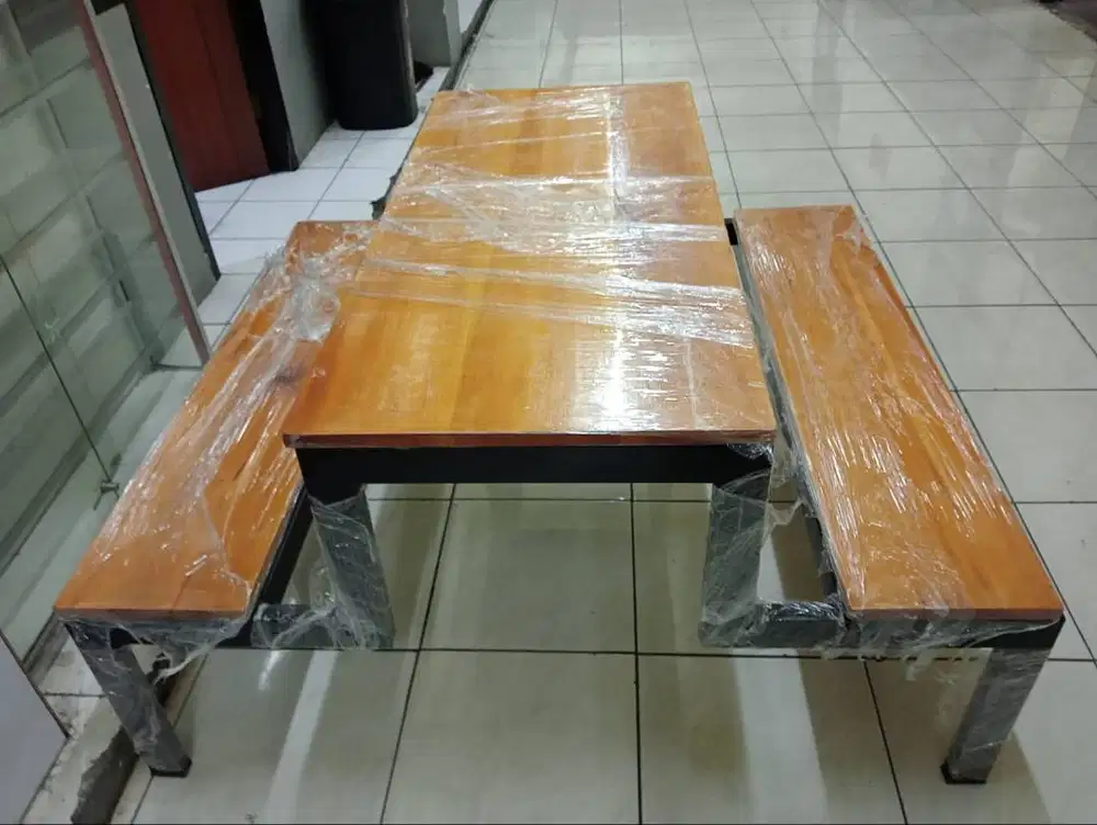 Meja Kursi Cafe Rangka Besi Kayu Mahoni Awet tahan karat dan cuaca