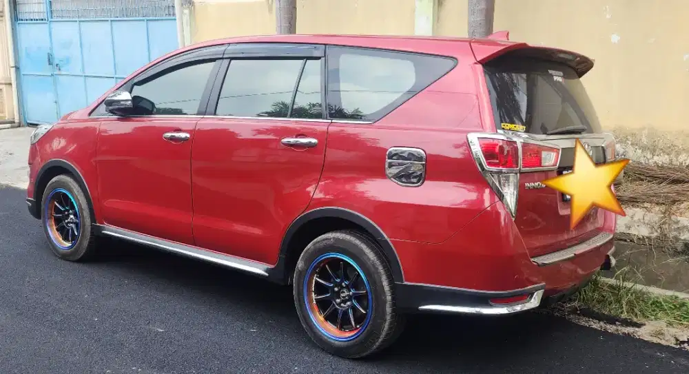 Di jual inova venture 2018 pajak panjang .mobil pakaian sendiri