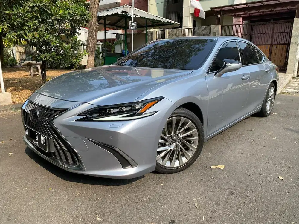 (KM 10 ribu) Lexus ES300h th 2023