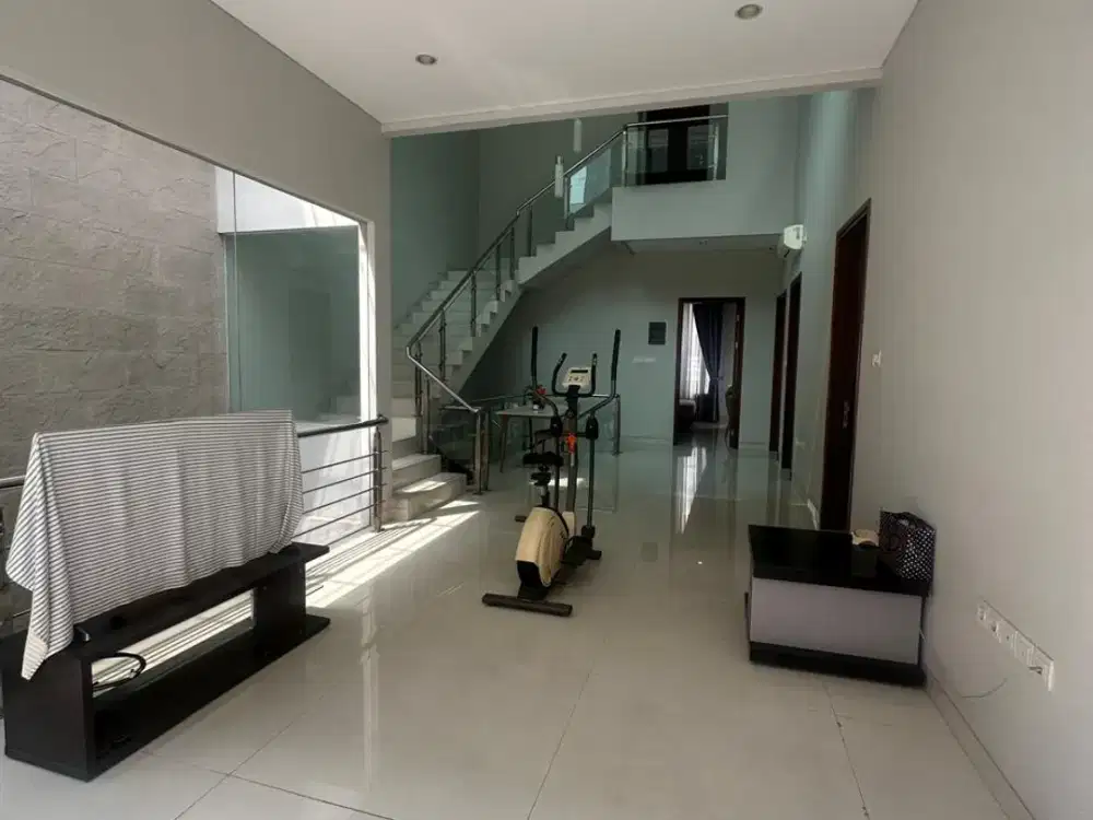 Dijual Rumah 3 Lantai di Garden House Pik 1. Semi Furnished