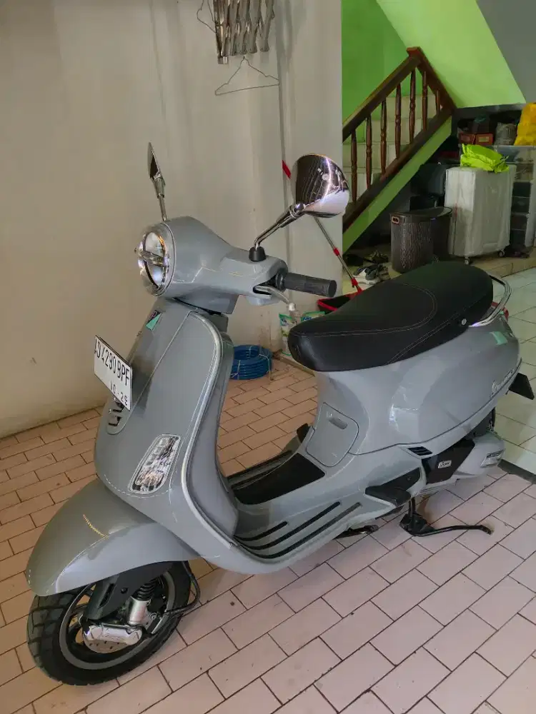 Vespa iget 125 km3500 warna abu abu seperti baru masih plastikan