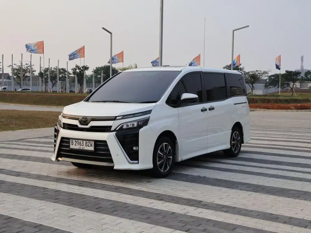 Toyota Voxy matic 2018 putih ganjil / pajak panjang