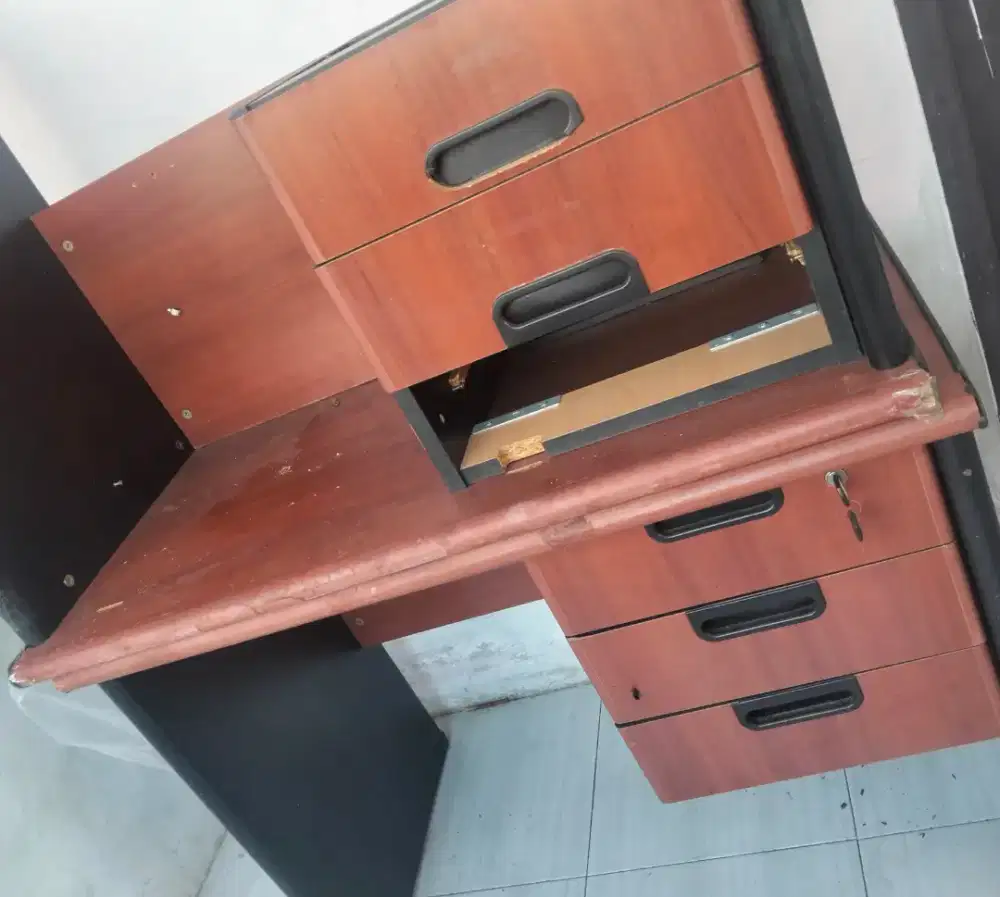 Meja kerja Ukuran P : 1 m, T : 73 cm, L 57 cm