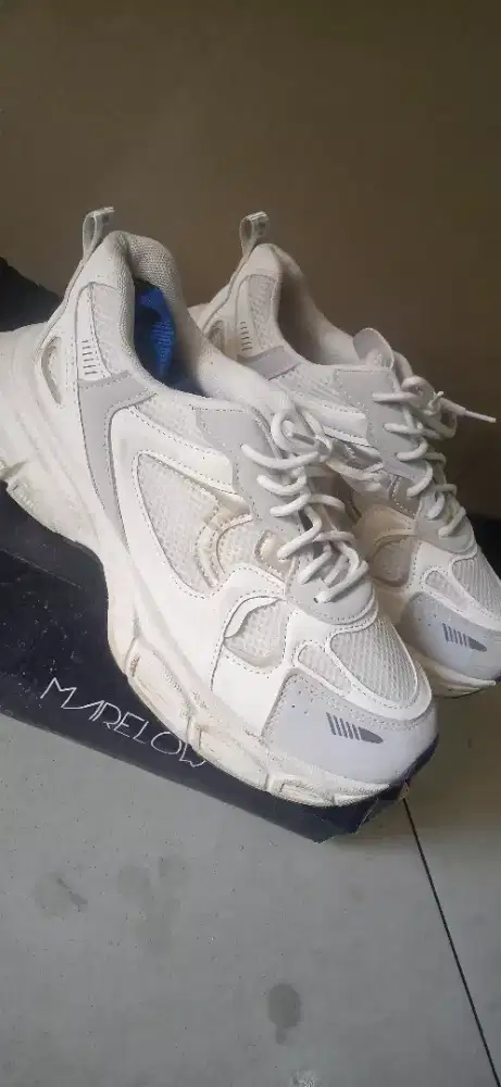 Sepatu casual marelo size 42/43 lengkap dus