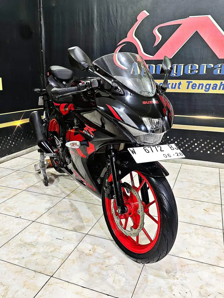 Suzuki GSX-150R warna Hitam Glossy mewah Th 2018. Anugerah Motor