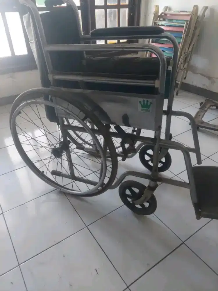 Kursi roda rangka besi