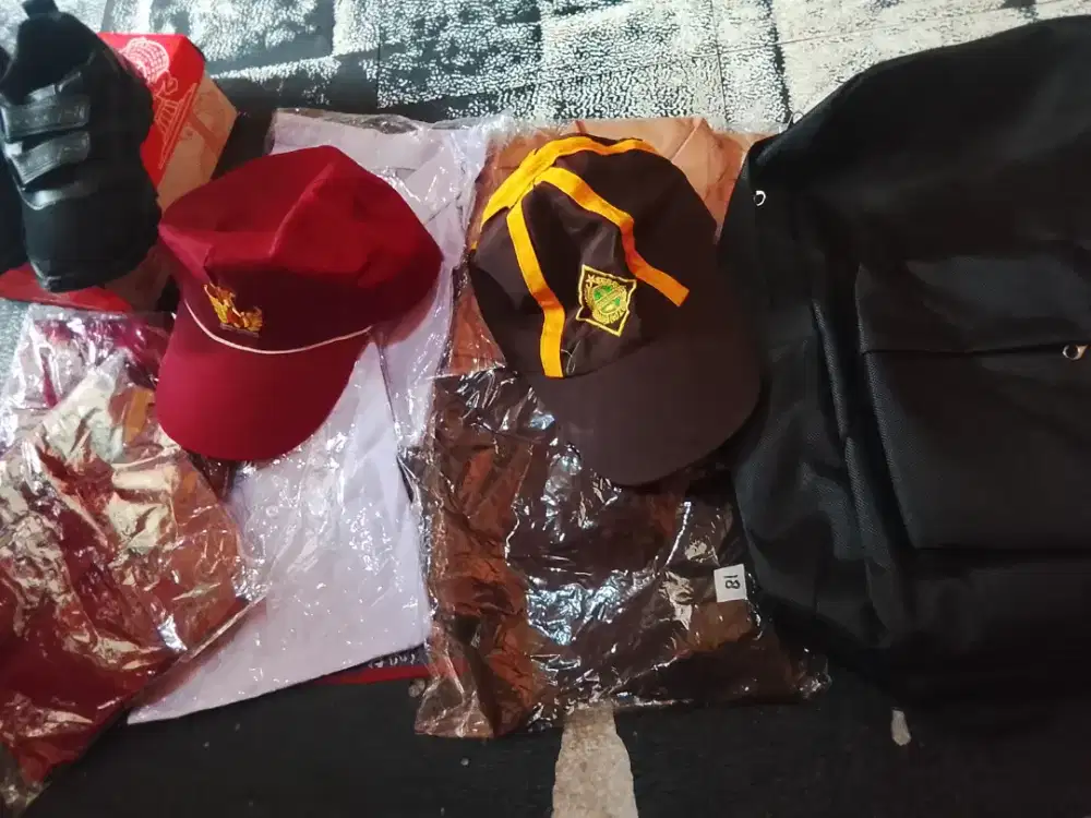 Perlengkapan baju sekolah