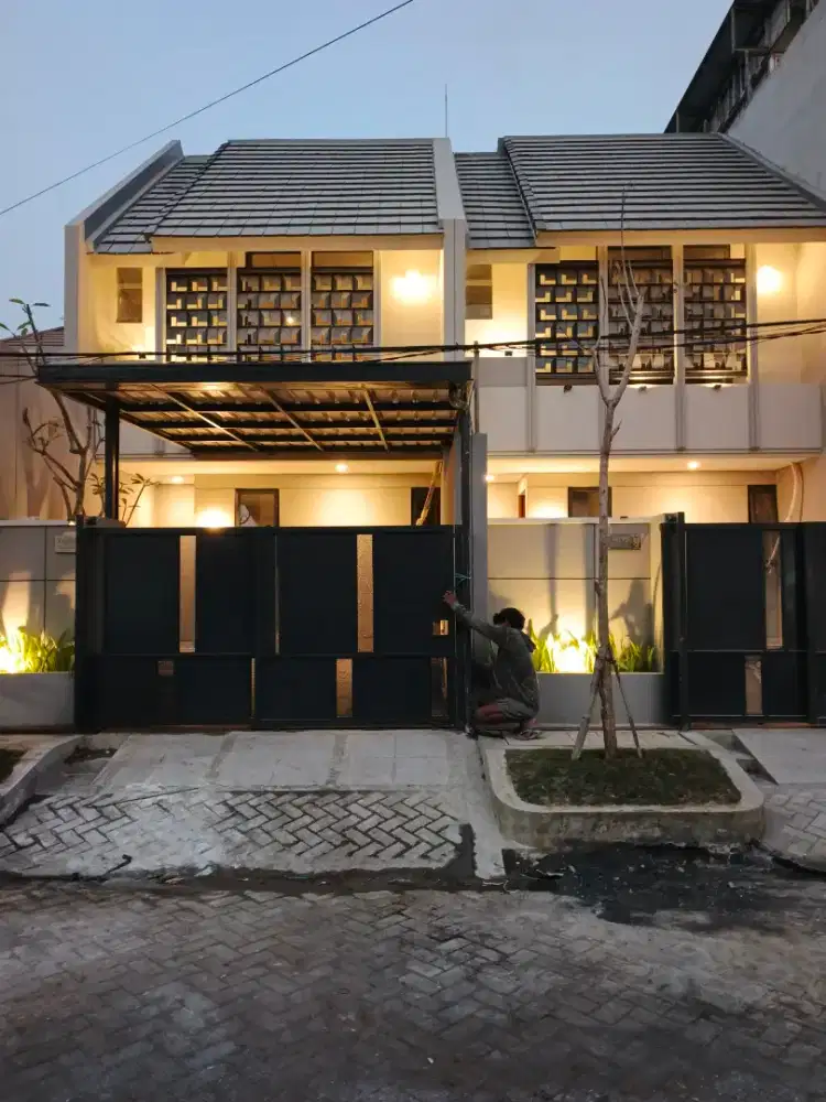 Rumah baru modern tropis - Rungkut Asri