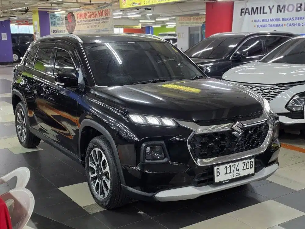 Suzuki Grand Vitara Hybird 2023 hitam