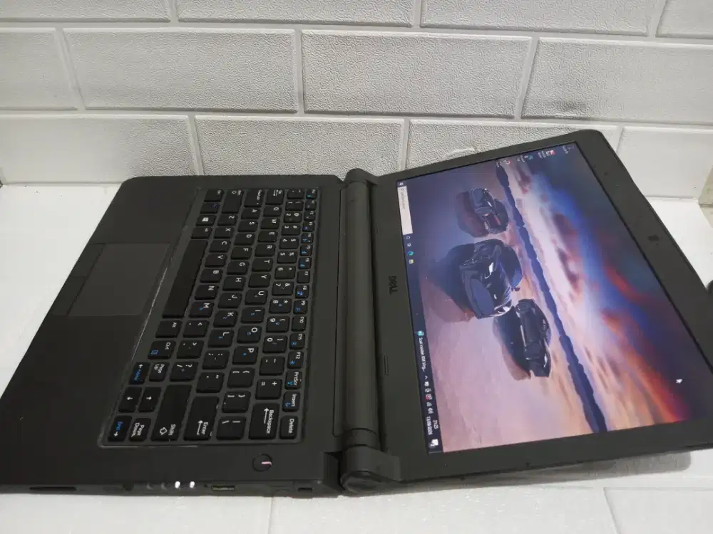 Dell latitude 3340 Core i3-4005U DDR 8GB SSD 128GB 13.3'' baterai 5jam