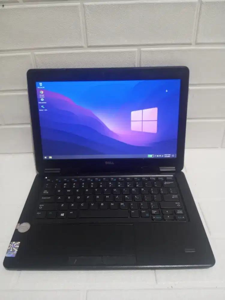 Dell Latitude E7250 Core i5-5300U DDR 8GB SSD 256GB 12.5 baterai 2jam