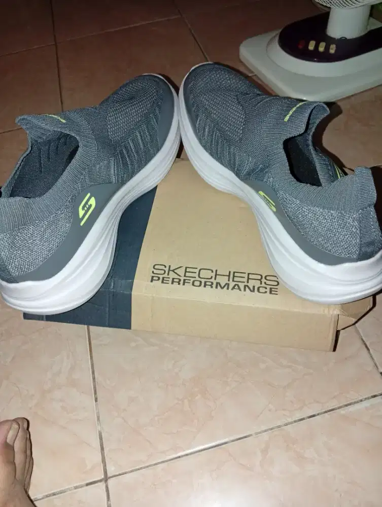 Sepatu skechers ukuran 44