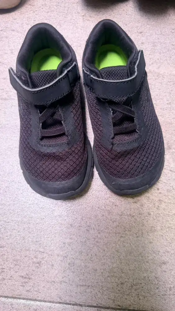 Sepatu sekolah anak
