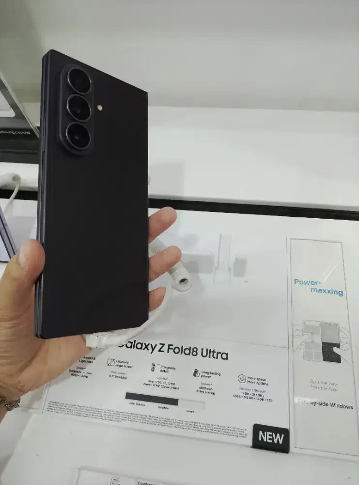 Iklan handphone Galaxy Z Fold8 Ultra