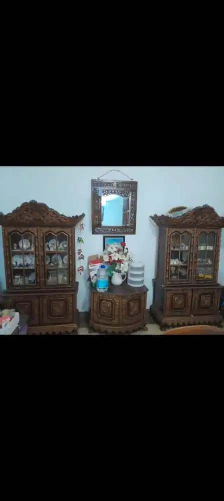 Lemari Pajangan