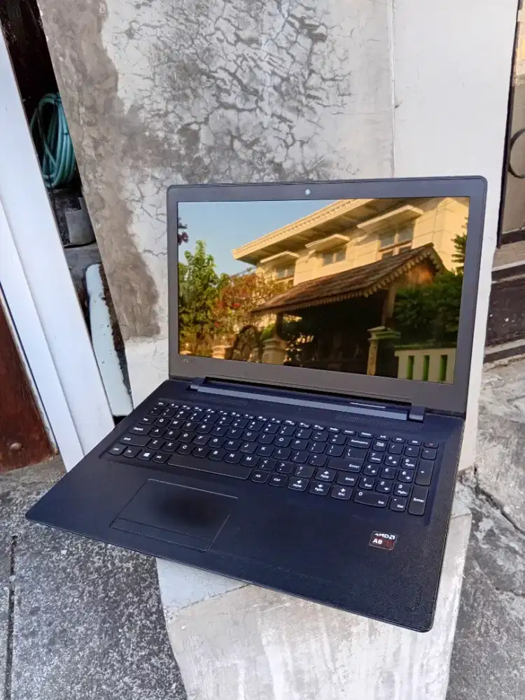 Laptop Layar Lebar