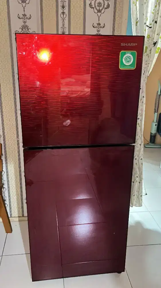 Kulkas 2 pintu sharp warna merah kurang dingin