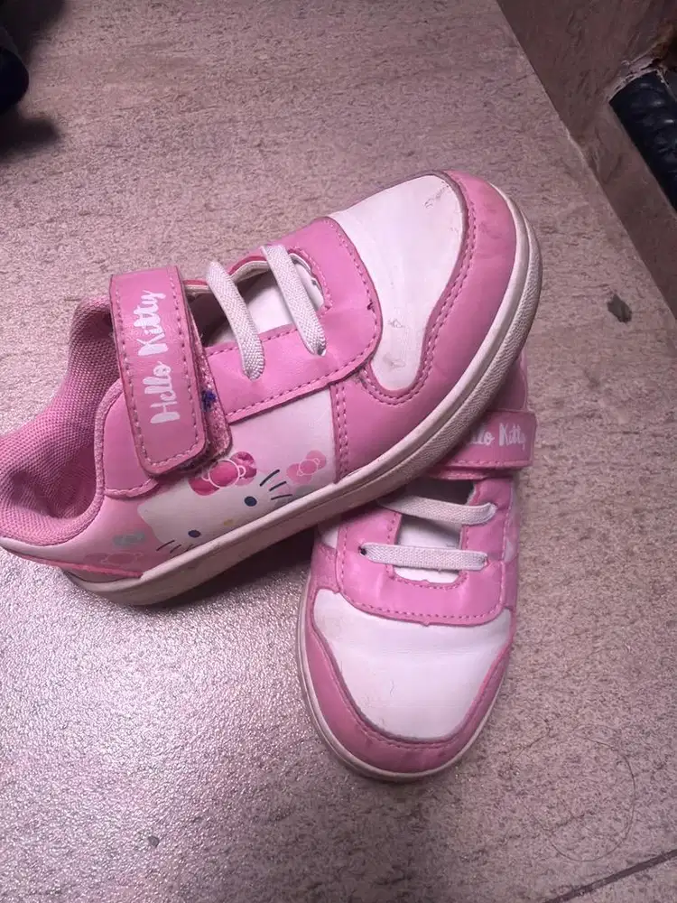 Sepatu anak hello kitty