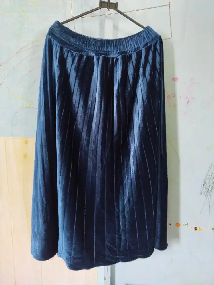 Rok beludru navy.