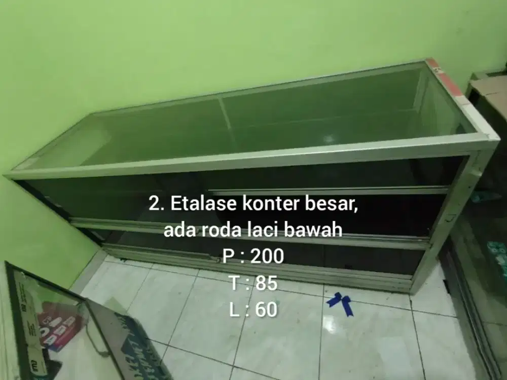 Meja konter etalase