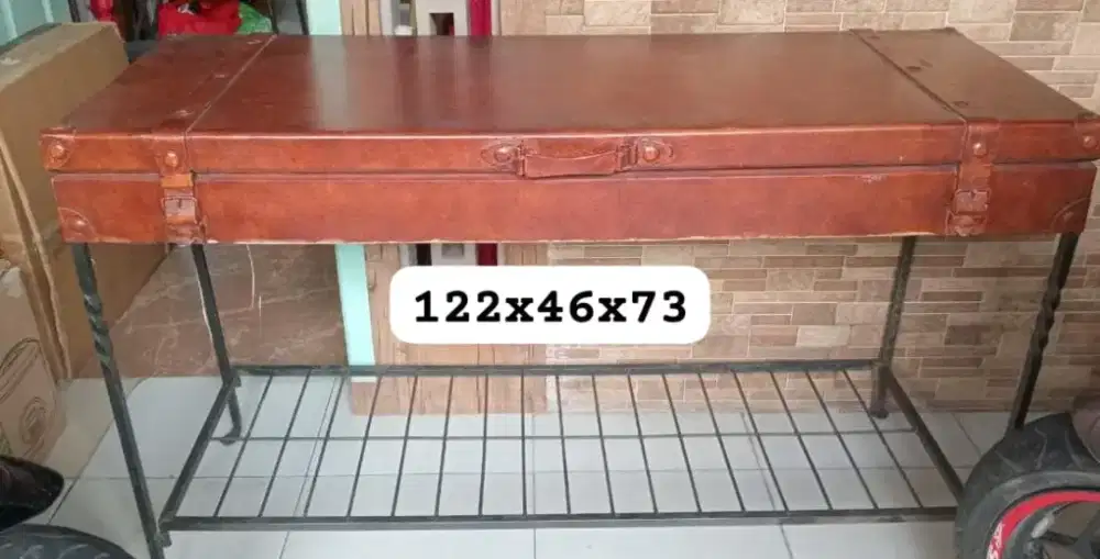 Meja rangka besi