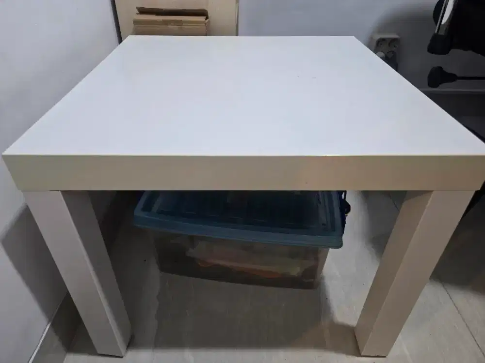 Meja putih IKEA ukuran 55 x 55 kondisi bagus