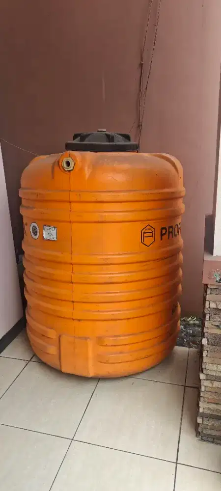 TOREN AIR PENGUIN DAN PROFIL