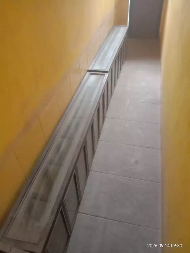 Etalase tempat buah jus Masih bagus