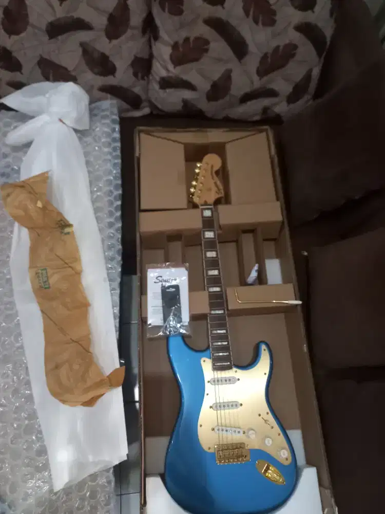 Gitar squier by fender stratocaster 40 th aniversary